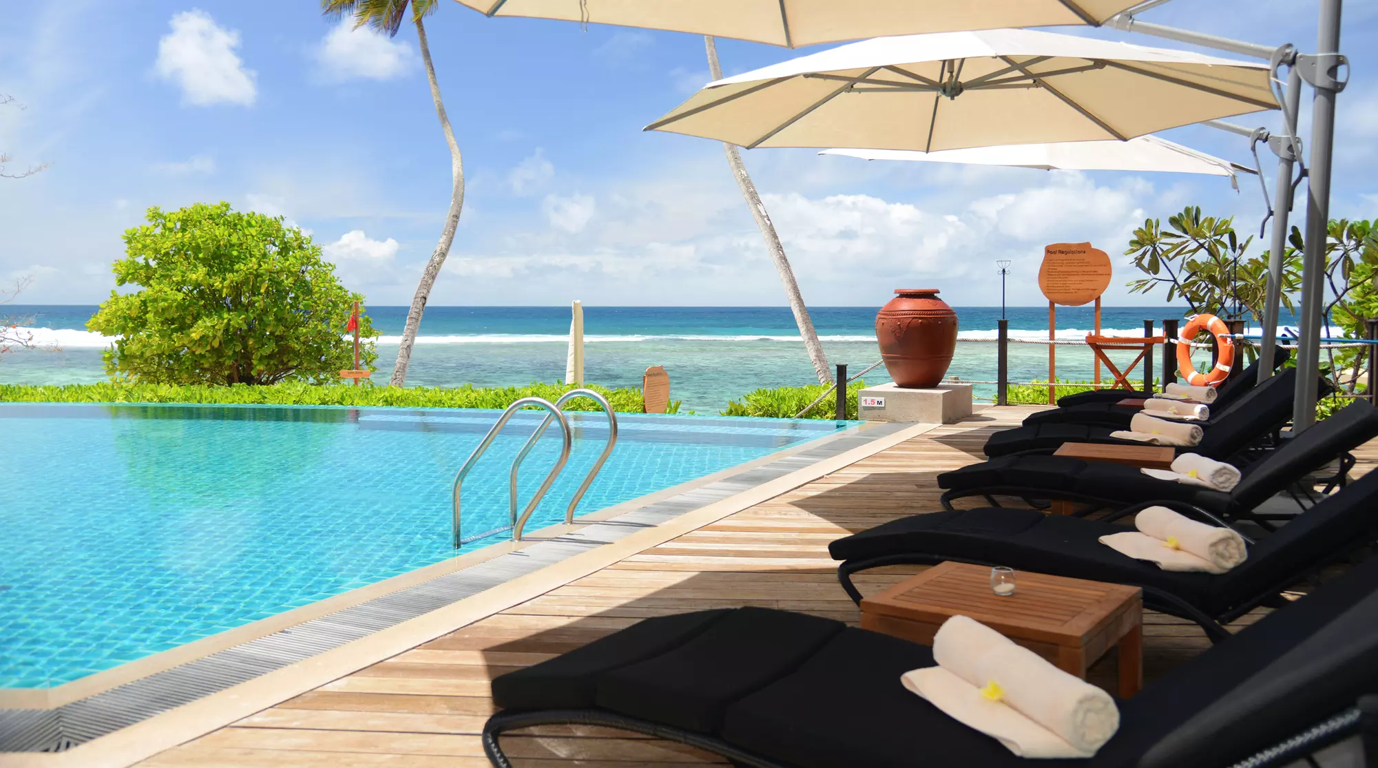 ✈ SEYCHELLES | Ile de Mahé - DoubleTree by Hilton Seychelles Allamanda Resort & Spa 4* - Piscine à débordement - Primary Image
