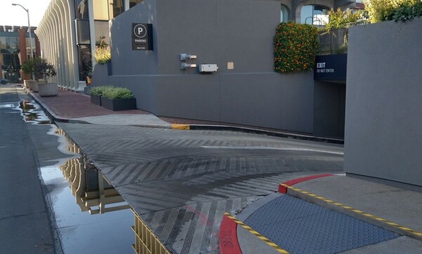Image 3: Parking at 530 Lytton Ave. Garage