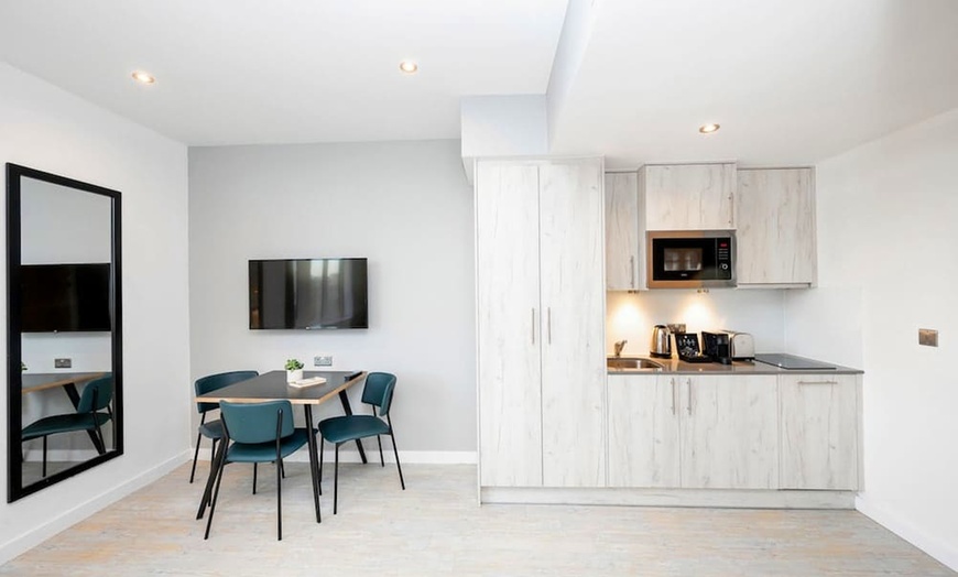 Image 5: ✈ GROßBRITANNIEN | Liverpool - Staycity Aparthotels Liverpool Water...