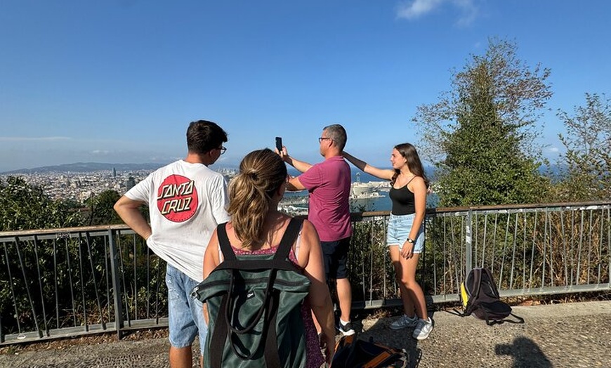 Image 5: Barcelona : Tour mágico de Montjuïc con cata de vinos