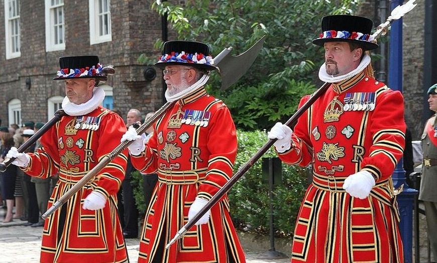 Image 4: Private Tour Tower of London and River Cruise with Entry