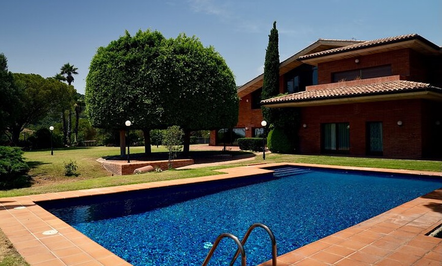 Image 3: Una mesa de chef en un jardín secreto