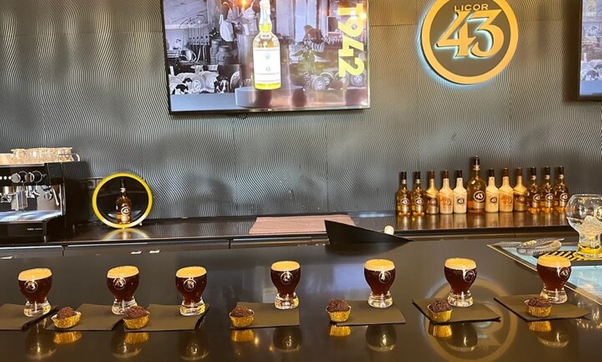 Image 2: Cartagena; Visita Fabrica de licor con cata y traslados en van