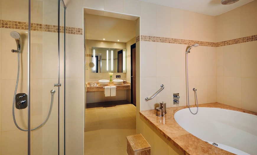 Image 12: ✈ EMIRATS ARABES UNIS | Dubaï - Avani Deira Dubai Hotel avec activi...