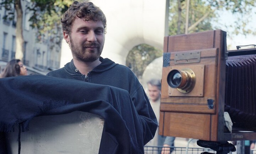 Image 1: Séance de portrait photo avec un appareil du XIXe siècle !