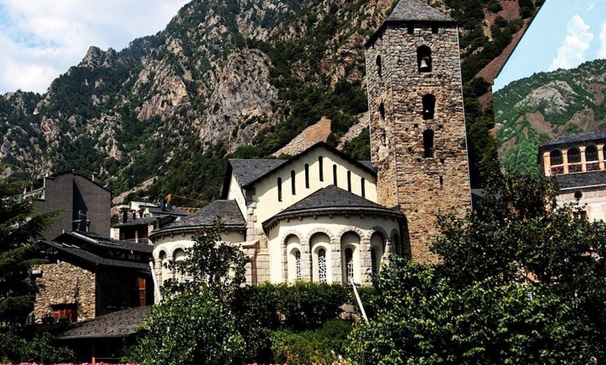 Image 3: Excursión privada de un día de Barcelona a Andorra – Cómodo coche a...