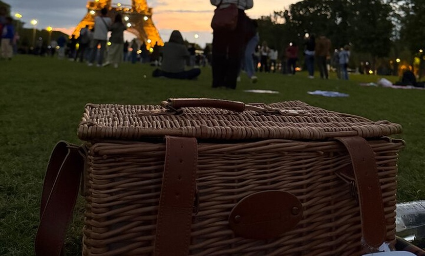 Image 5: Pique-nique gourmand au coucher du soleil devant la Tour Eiffel