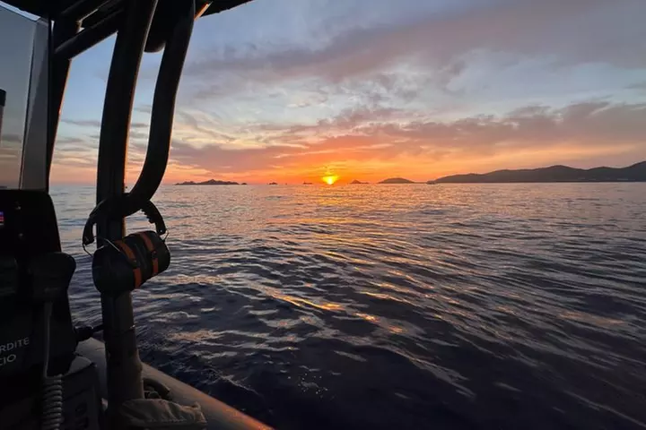 Croisière bateau au Coucher du Soleil avec Apéritif aux îles sangui...