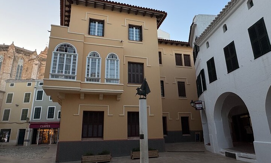 Image 2: Exclusivo tour privado a pie por Ciutadella