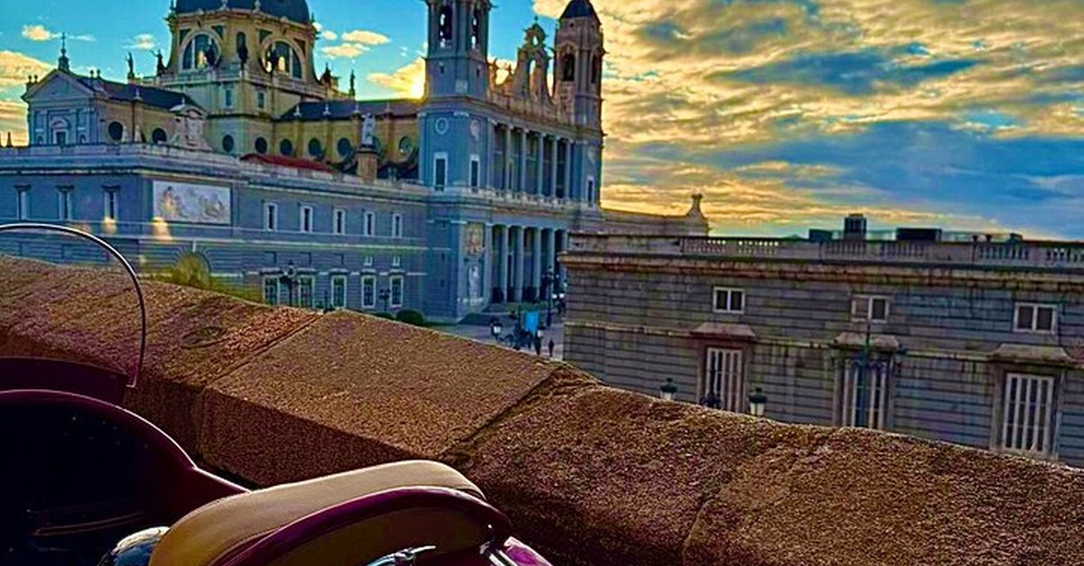Tour privado en sidecar al atardecer por Madrid