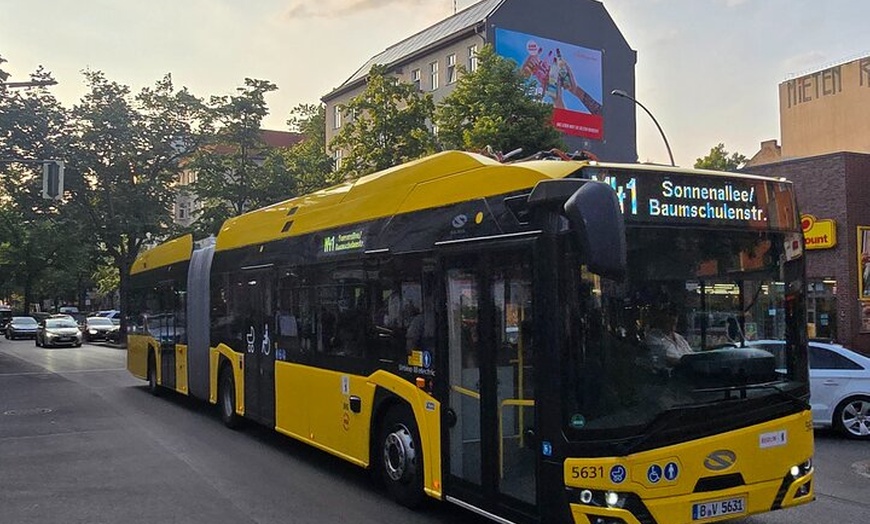 Image 43: Berlin VIP TOUR - Private Bus Tour inklusive Chauffeur und Guide