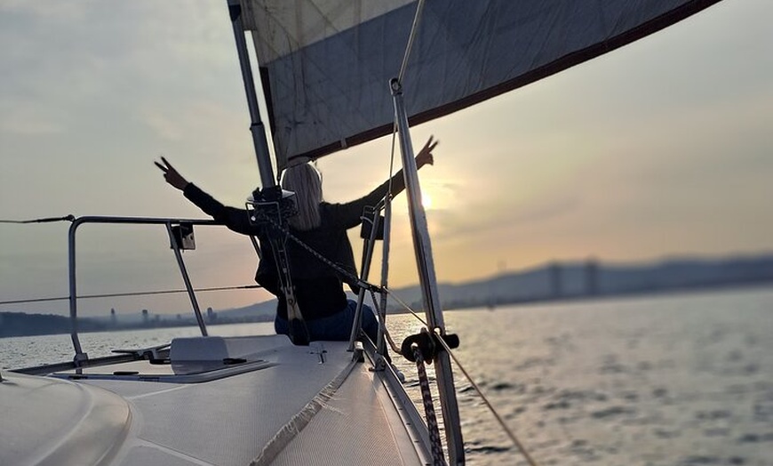 Image 6: Excursión en crucero con barra libre y aperitivos en Barcelona