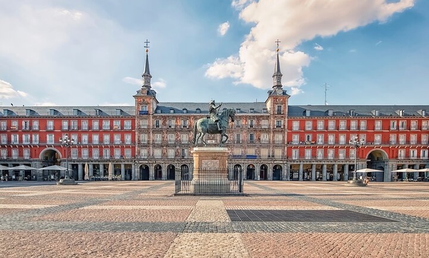 Image 3: Tour Privado a Pie Madrid de los Austrias con Cerveza o Vino