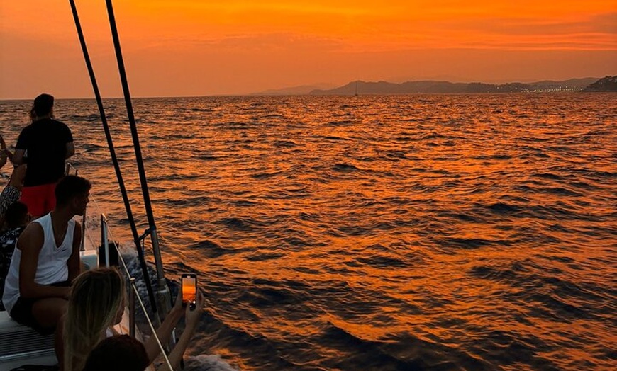 Image 7: Puesta de Sol desde LLoret de Mar con Dj y bebidas