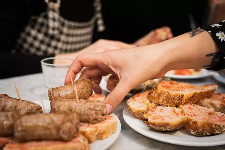 Tour gastronómico de Barcelona : Tapas, bebidas y delicias con un l...