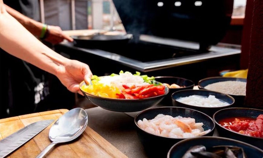 Image 22: Barbacoa Paella en una terraza en Barcelona con un chef