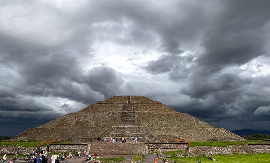 Image 4: Pyramids of Teotihuacan without tourist shops