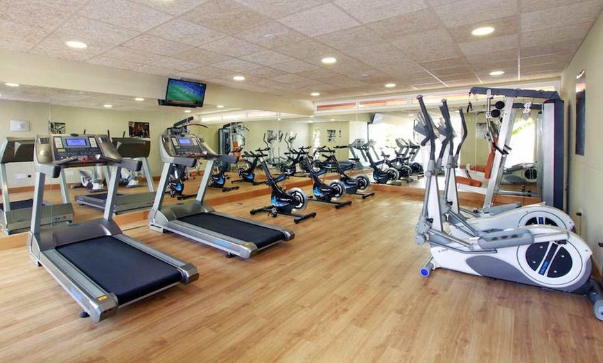 Image 10: ✈ COSTA DEL SOL | Torremolinos - Hotel Puente Real 4* - Centre de F...