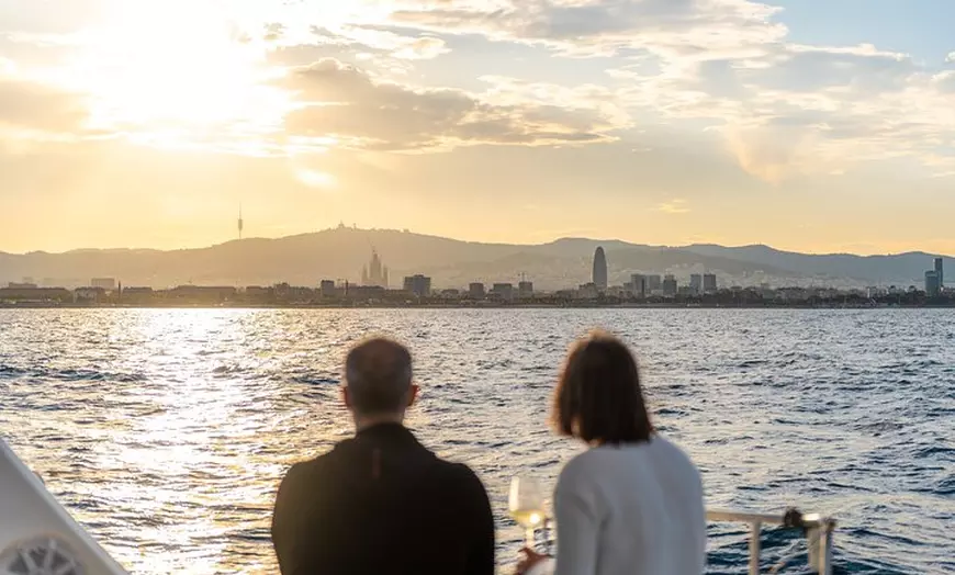 Image 5: Navegación al atardecer en Barcelona con ​​vino y tapas