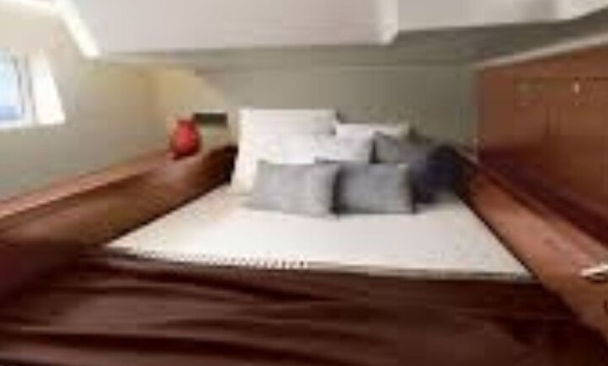 Image 17: Navegación en Velero de Lujo con Aperitivo y Juguetes Acuáticos