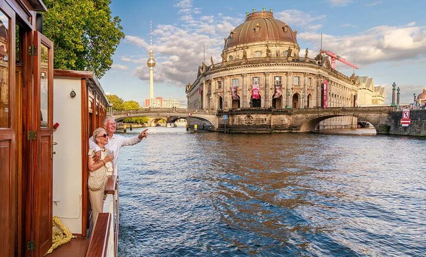 Image 1: Sightseeing Bootstour auf historischem Schiff in Berlin