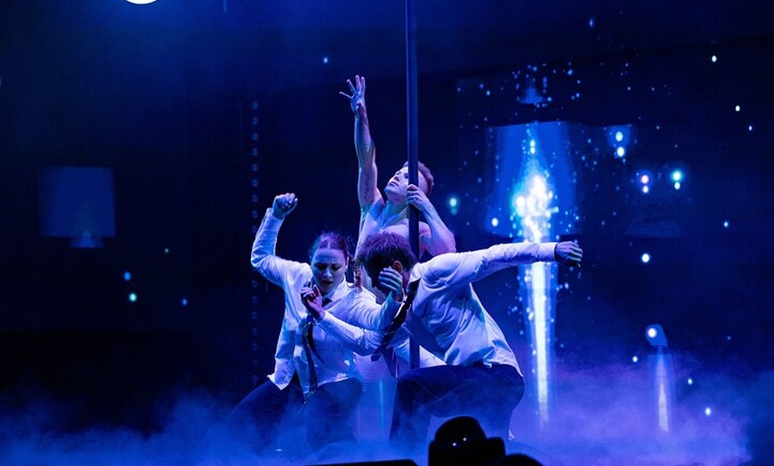 Image 16: Wintergarten Varieté "FLYING LIGHTS" inkl. Flying Steps