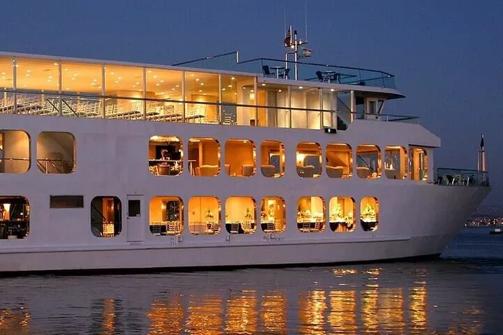 NYC July 4th Fireworks on a Luxury Yacht with Open Bar and Dinner