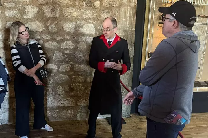VIP Tower of London and Crown Jewels Tour with Private Beefeater Me...