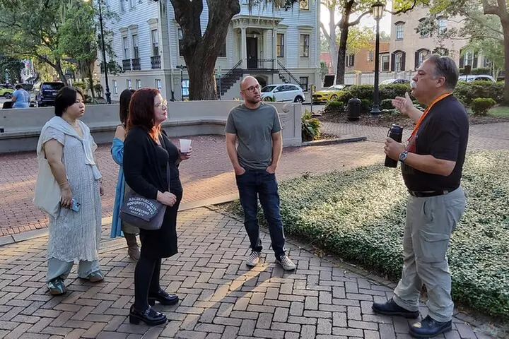 Behind the Plaques - 2 Hour Historical Walking Tour in Savannah