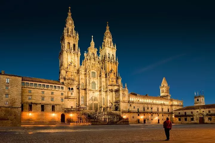 Traslado privado desde Santiago de Compostela a Oporto con tour - Primary Image