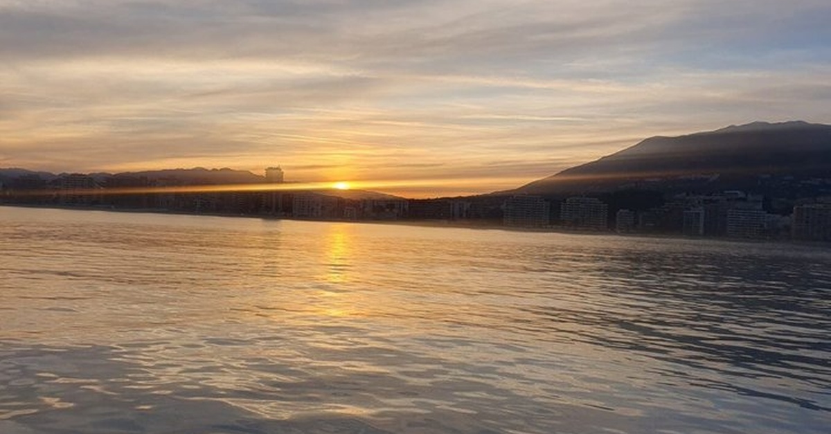 Paseo en yate al atardecer en Fuengirola con una bebida