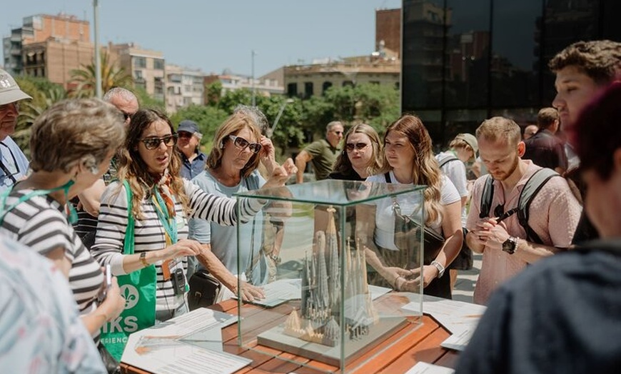 Image 14: Barcelona En un día Sagrada, Park Güell, casco antiguo y teleférico