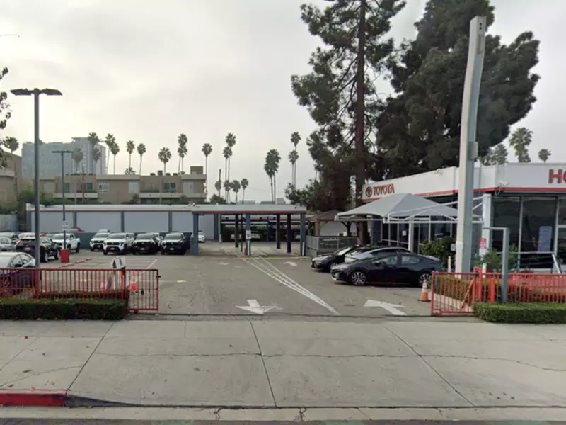 Parking at 6000 Hollywood Blvd. Lot