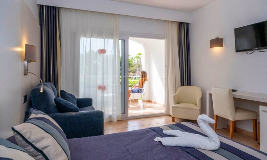 Image 4: ✈ MINORQUE | Son Xoriguer - Sagitario Princesa Playa 4* - Piscines