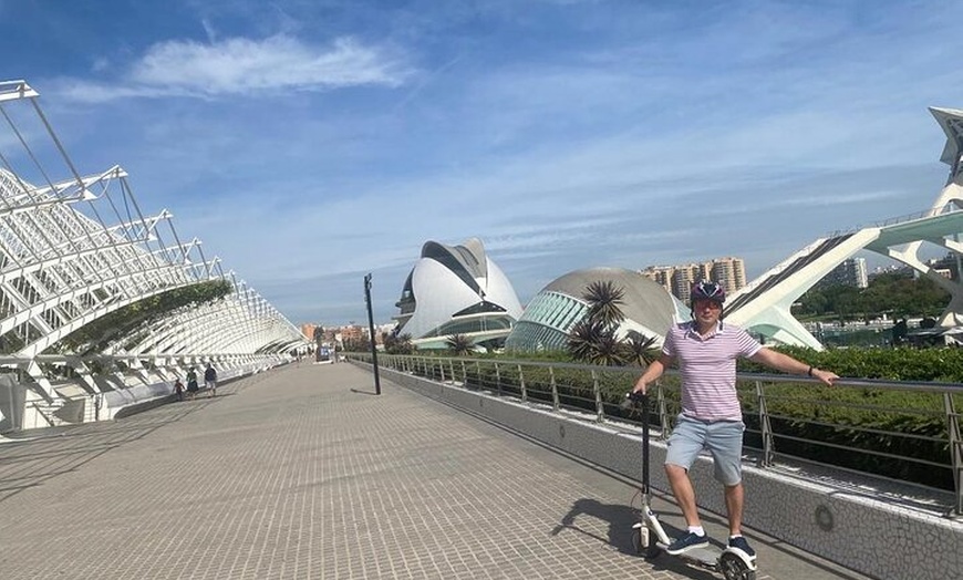 Image 7: Tour privado en moto eléctrica por los jardines de la ciudad vieja ...
