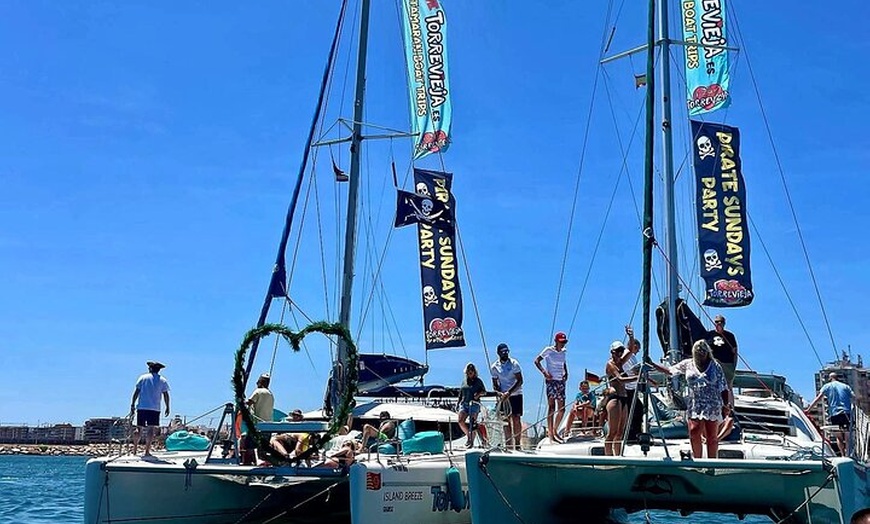 Image 5: Tour en barco por la fiesta del domingo pirata