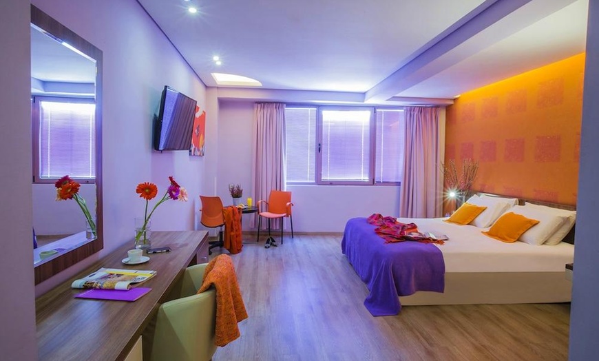 Image 2: ✈ ATHENE EN OMGEVING | Athene - Novus City Hotel 4*, 2 nachten - Ro...