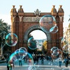 Image 4: Sesión de fotos de Timeless Elegance en Arc de Triomf