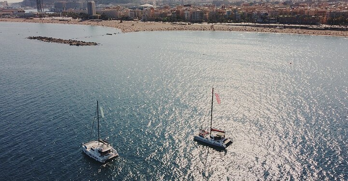 Paseo en catamarán al atardecer en Barcelona