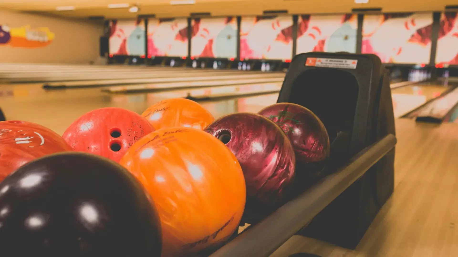 $38 For 1 Hour Of Bowling For 4 People Including Shoes (Reg $76)