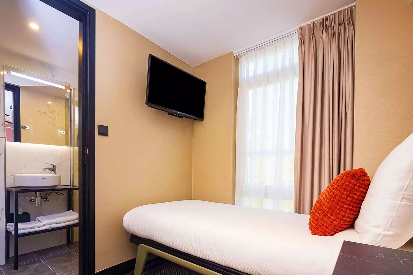 ✈ NIEDERLANDE | Amsterdam - Europa '92 4*, 2 Nächte - Ideal für Fam...