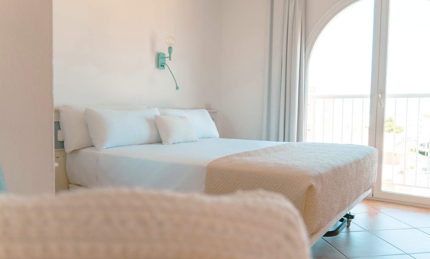 Image 6: ✈ IBIZA | Bahía de Sant Antoni - Rosamar Ibiza Hotel 3* - Appart'hôtel
