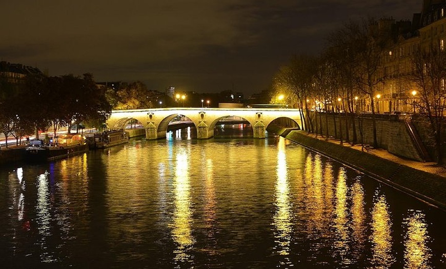 Image 6: Paris de nuit avec croisière sur la Seine et transport de luxe alle...