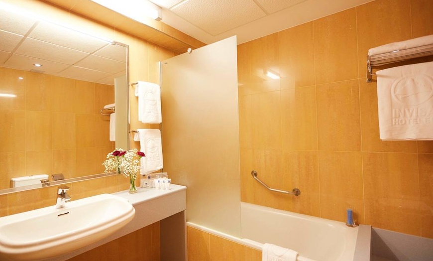 Image 7: ✈ IBIZA | Santa Eulalia del Rio - Invisa Hotel La Cala 4*, 3 nachte...