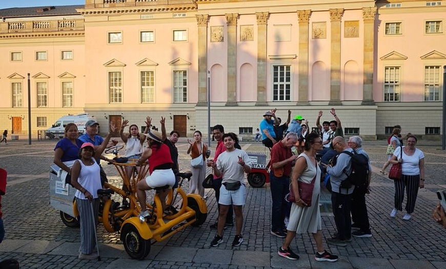 Image 13: Party und Beer Bike Private Sightseeing Tour Berlin mit Abholung