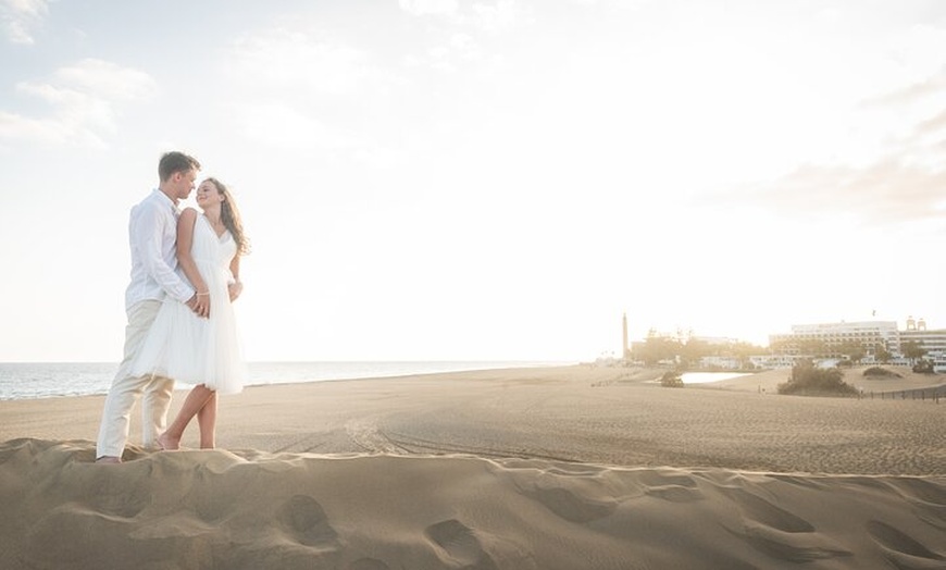 Image 8: Maspalomas: Sesión de fotos profesional privada al atardecer.