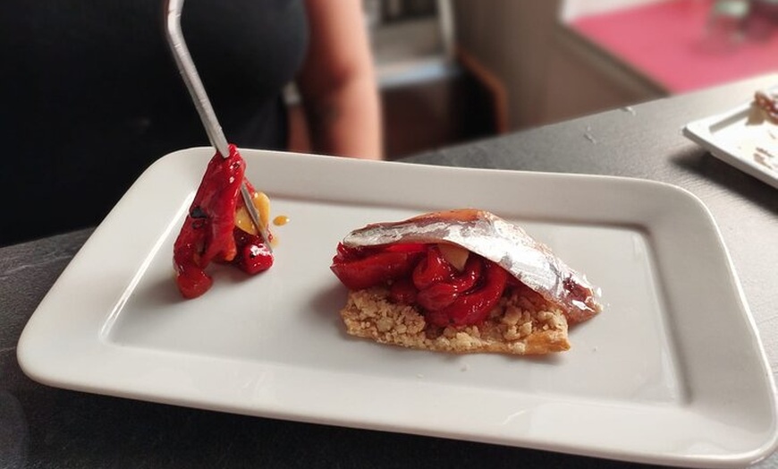 Image 15: Clase de Cocina de Tapas Española con Música de Guitarra en Vivo