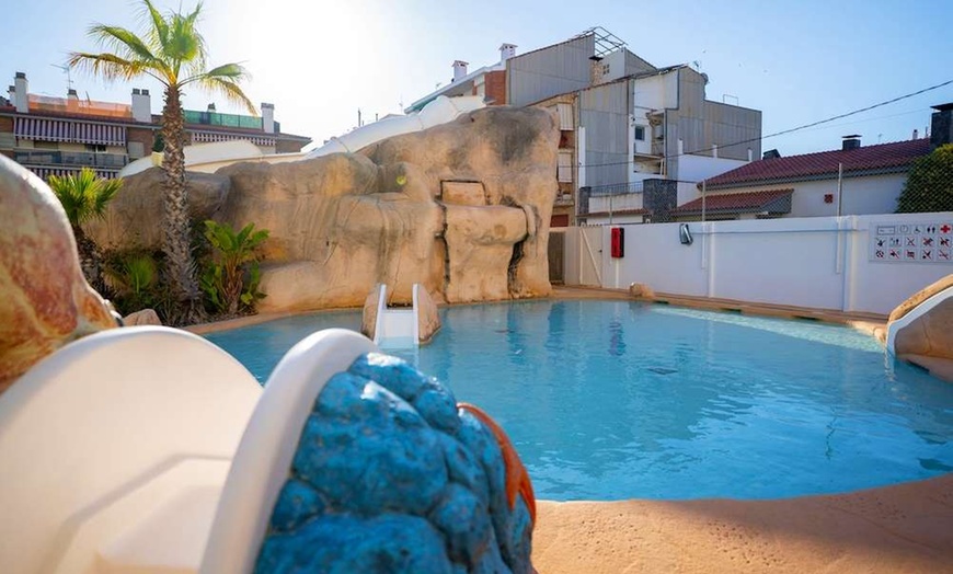 Image 35: ✈ COSTA BARCELONA | Pineda de Mar - Hotel Pineda Splash 4* - Baseny