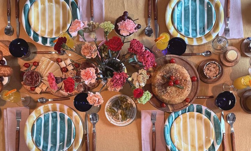 Image 2: Brunch español gourmet en una galería de arte privada oculta