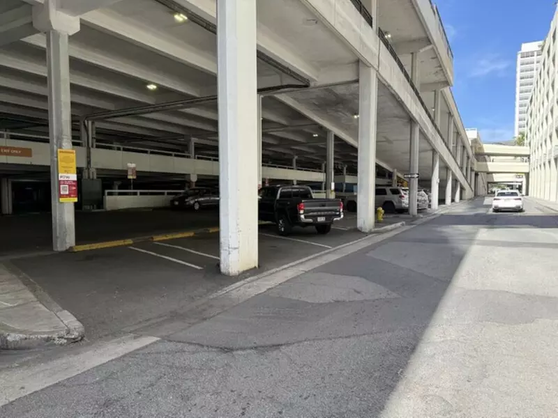 Parking at P1730 - Ala Moana Hotel - Street Spaces